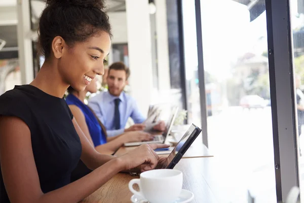 Affärskvinna med digital tablet i kafé — Stockfoto