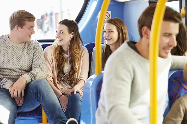 Gruppe junger Leute auf gemeinsamer Busfahrt — Stockfoto