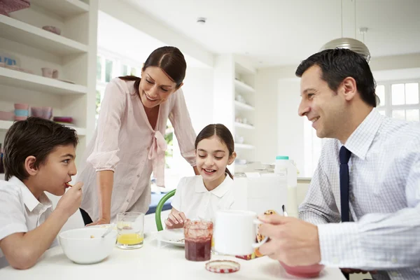 Familia desayunando antes de que su marido vaya a trabajar — Foto de Stock