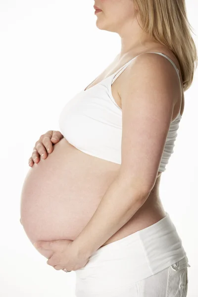 Närbild studio porträtt av 8 månader gravid kvinna som bär whit — Stockfoto