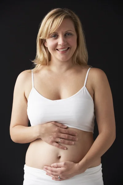 Femme enceinte portant du blanc — Photo