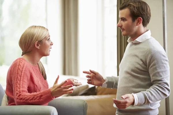 Pareja joven discutiendo en casa — Foto de Stock