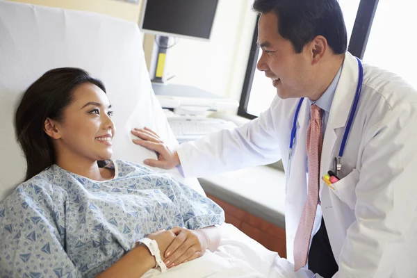 Doctor hablando con paciente femenina en la sala —  Fotos de Stock