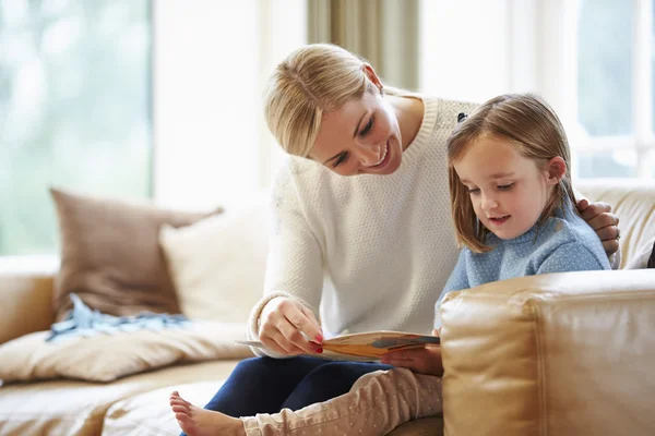 Madre e hija leyendo historia en casa juntas —  Fotos de Stock