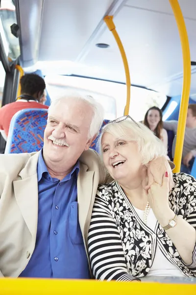 Couple aîné profitant d'un voyage en bus — Photo