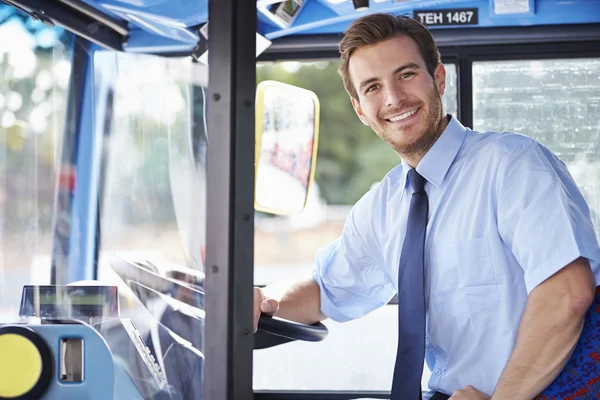 Portret kierowca autobusu za kierownicą — Zdjęcie stockowe