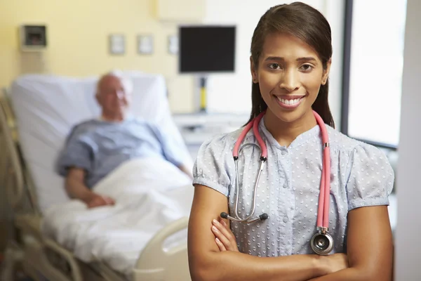 Ritratto di medico femminile con paziente in background — Foto Stock