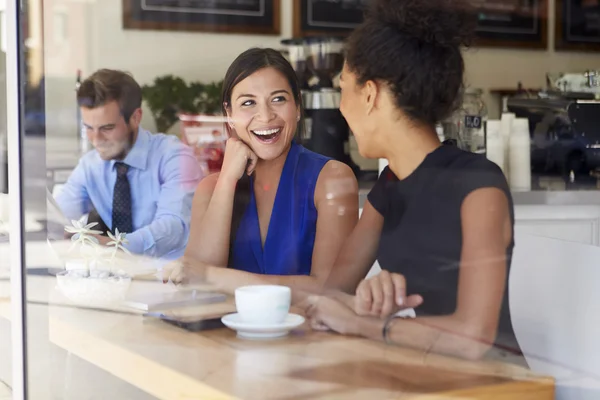 Dos mujeres de negocios se reúnen en la cafetería — Foto de Stock