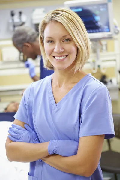 Portrait d'infirmière travaillant en salle d'urgence — Photo