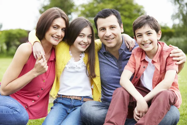 Retrato de la familia hispana en el campo — Foto de Stock