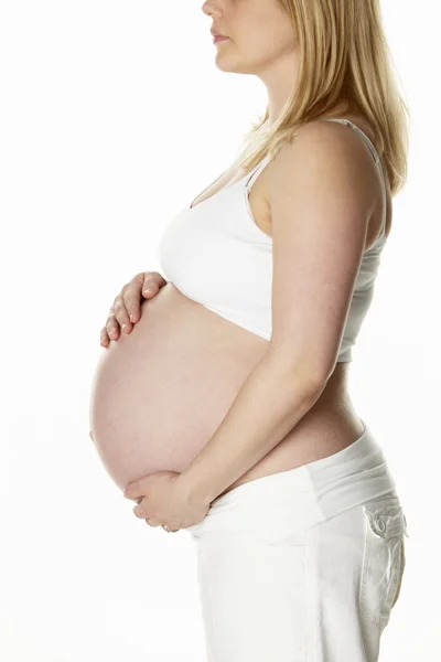 Närbild studio porträtt av 8 månader gravid kvinna som bär whit — Stockfoto