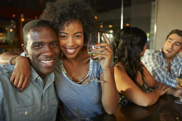 夫妇享用饮料在酒吧和朋友一起 — 图库照片