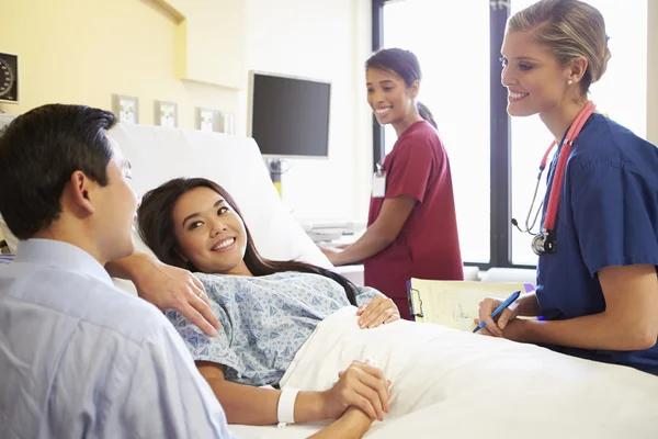 Reunión del equipo médico con pareja en la habitación del hospital —  Fotos de Stock