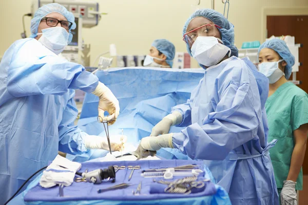 Trabalho da equipe cirúrgica — Fotografia de Stock
