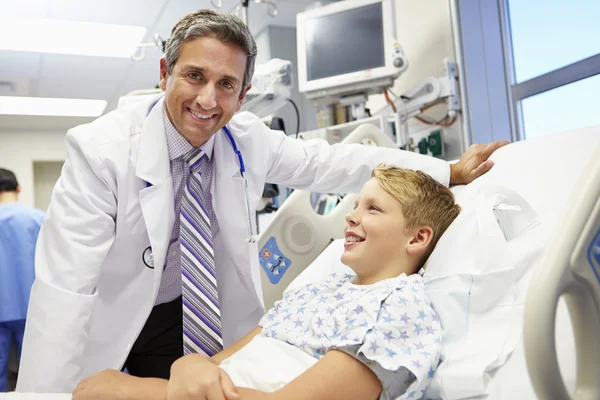 Pojken pratar med en manlig läkare i akuten — Stockfoto