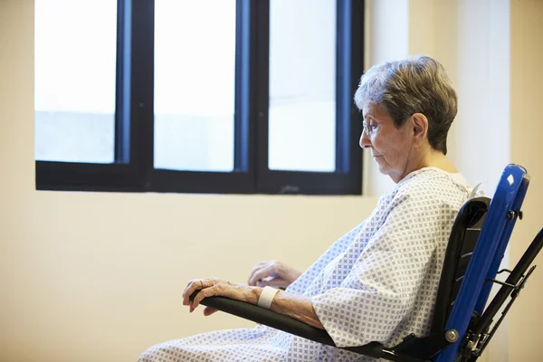 Senior vrouwelijke patiënt zitten alleen in rolstoel — Stockfoto