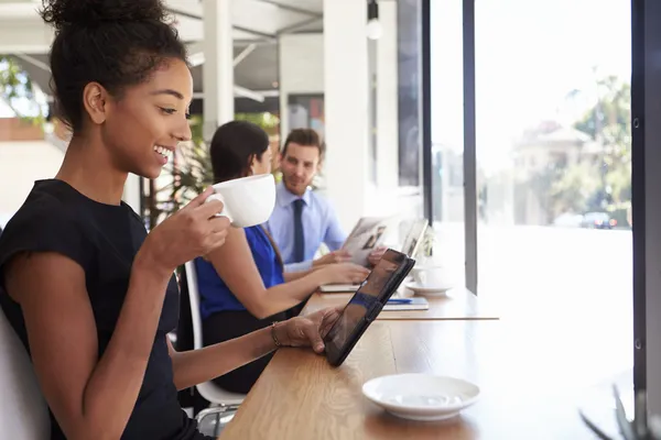 Geschäftsfrau nutzt digitales Tablet im Café — Stockfoto