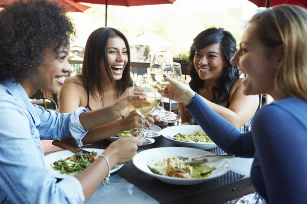 Grupp av kvinnliga vänner njuter måltid i restaurangen utomhus — Stockfoto