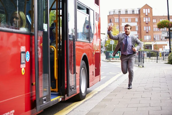 Empresário correndo para pegar parada de ônibus — Fotografia de Stock