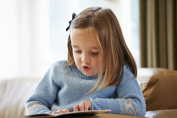 Joven chica leyendo historia en casa — Foto de Stock