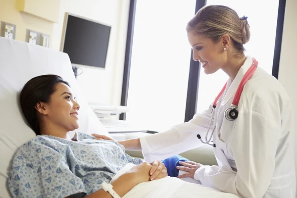 Arzt spricht Patientin auf Station an — Stockfoto