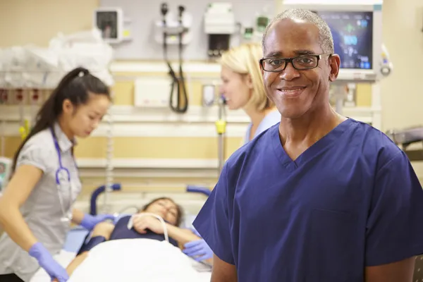 Krankenpfleger arbeitet in der Notaufnahme — Stockfoto