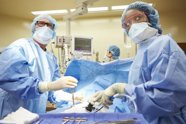 Chirurgisch team werken — Stockfoto