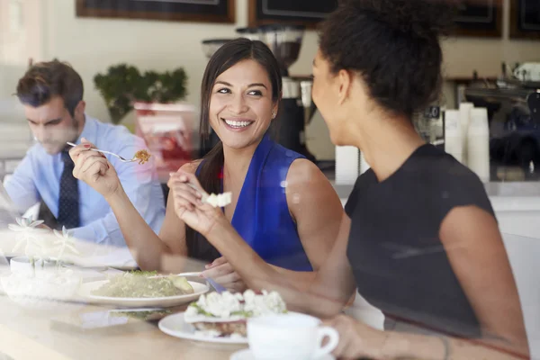 Dos mujeres de negocios se reúnen para almorzar en la cafetería — Foto de Stock