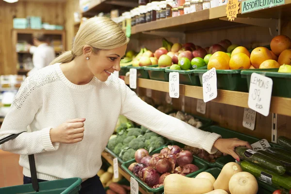 Female Customer At Vegetable Counter Of Farm Shop — Stock Photo, Image