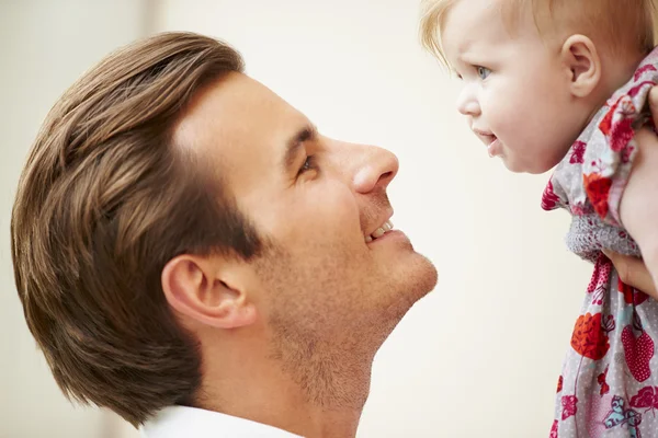 Primer plano de padre sosteniendo bebé hija — Foto de Stock