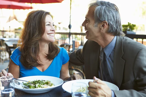 Pareja madura disfrutando de la comida en el restaurante al aire libre —  Fotos de Stock