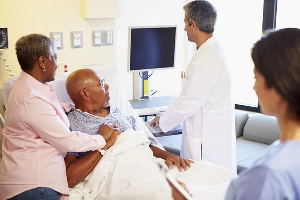 Medisch team ontmoeting met senior koppel in ziekenhuis kamer — Stockfoto