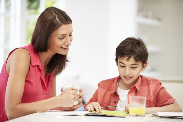 Mutter hilft Sohn bei Hausaufgaben — Stockfoto