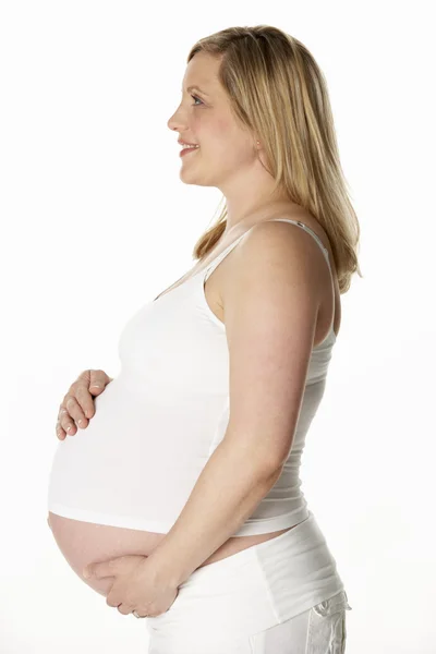 Studiový portrét 8 měsíců těhotná žena nosí bílá — Stock fotografie