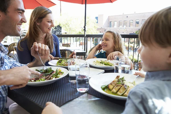 Familie genießt Essen im Außenrestaurant — Stockfoto