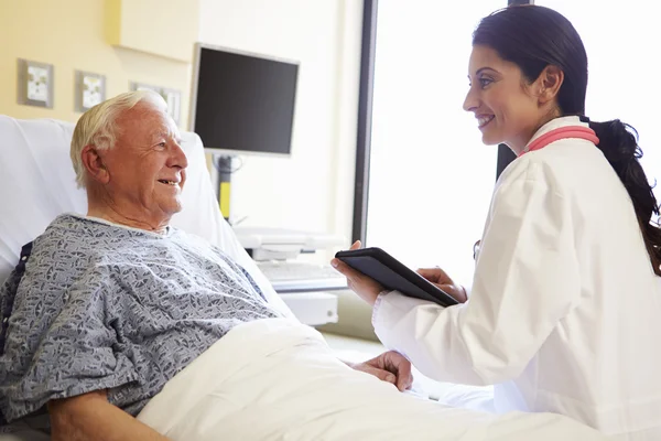 Arzt mit digitalem Tablet im Gespräch mit Patient im Krankenhaus — Stockfoto