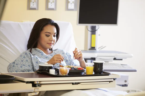 Patient féminin appréciant le repas dans le lit d'hôpital — Photo