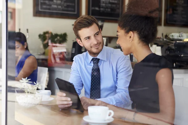 Réunion homme d'affaires et femme d'affaires dans un café — Photo