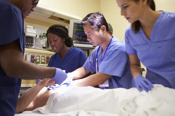 Équipe médicale travaillant sur le patient en salle d'urgence — Photo