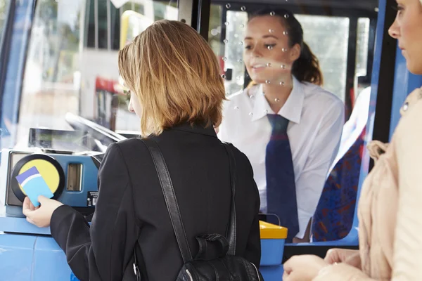 Vrouw aan boord van de bus en het gebruik pass — Stockfoto