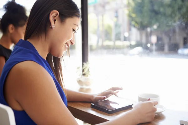 Бизнесмен, использующая цифровые планшеты в кофейне — стоковое фото