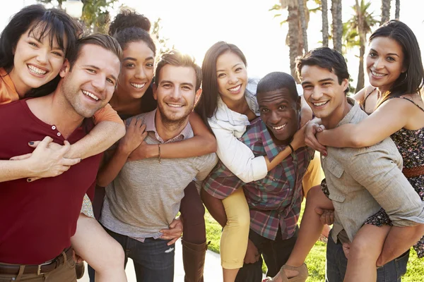 Grupo de amigos divirtiéndose juntos al aire libre — Foto de Stock