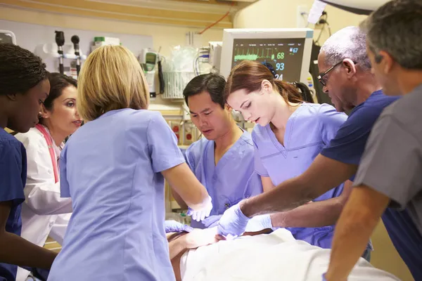 Medizinisches Team arbeitet an Patient in der Notaufnahme — Stockfoto