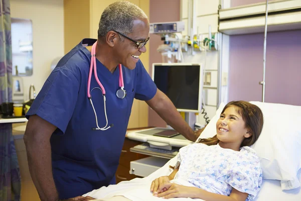 Jong meisje praten met verpleger in ziekenhuis kamer — Stockfoto