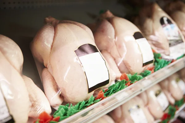 Weergave van vers kippen in de slagerij — Stockfoto