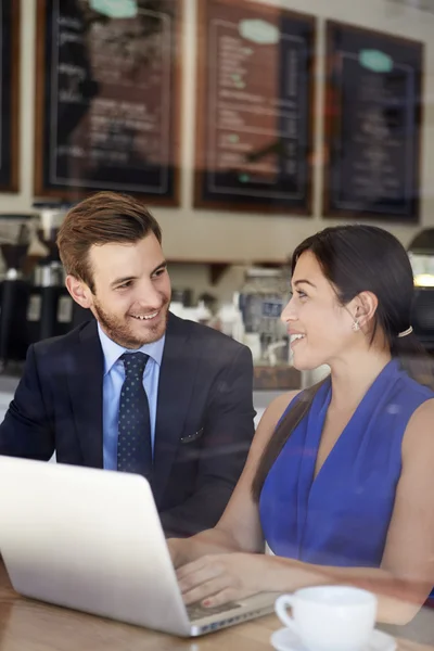 Réunion homme d'affaires et femme d'affaires dans un café — Photo