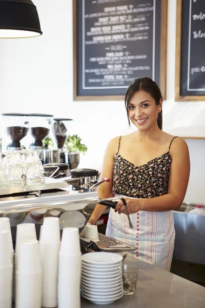 コーヒー ショップで女性スタッフ — ストック写真