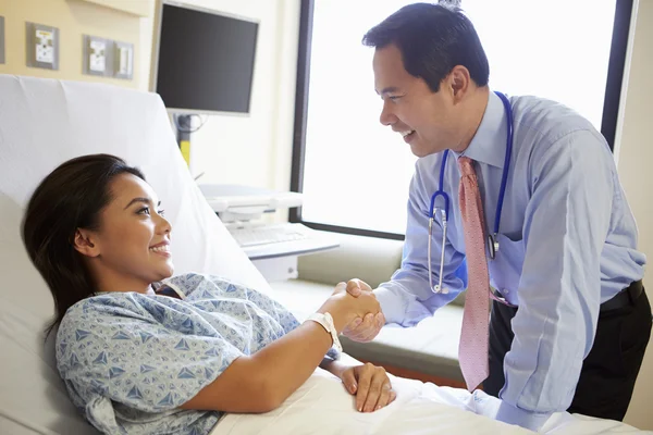 Doutor conversando com paciente feminina na enfermaria — Fotografia de Stock