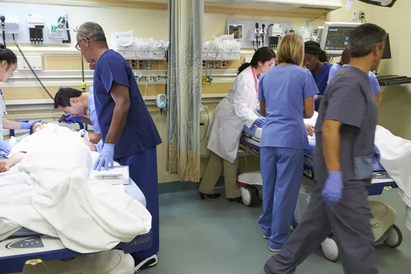 Lékařský tým pracující na pacienta v ambulanci — Stock fotografie