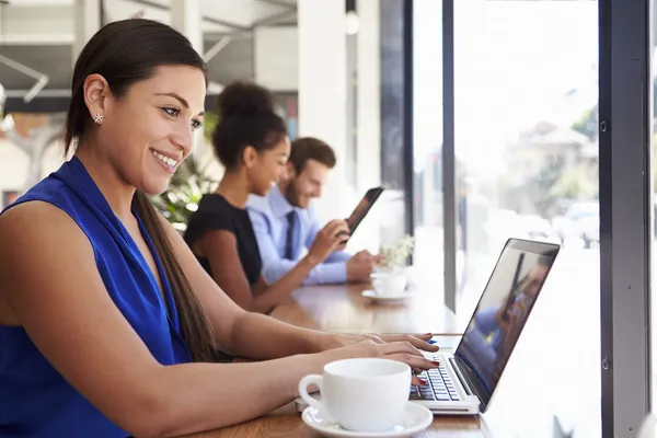 Mujer de negocios usando el ordenador portátil en la cafetería — Foto de Stock